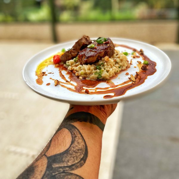 Medalhão de filé-mignon com risoto de legumes e molho demi-glace_Chef Rodrigo Schweitzer.jpg